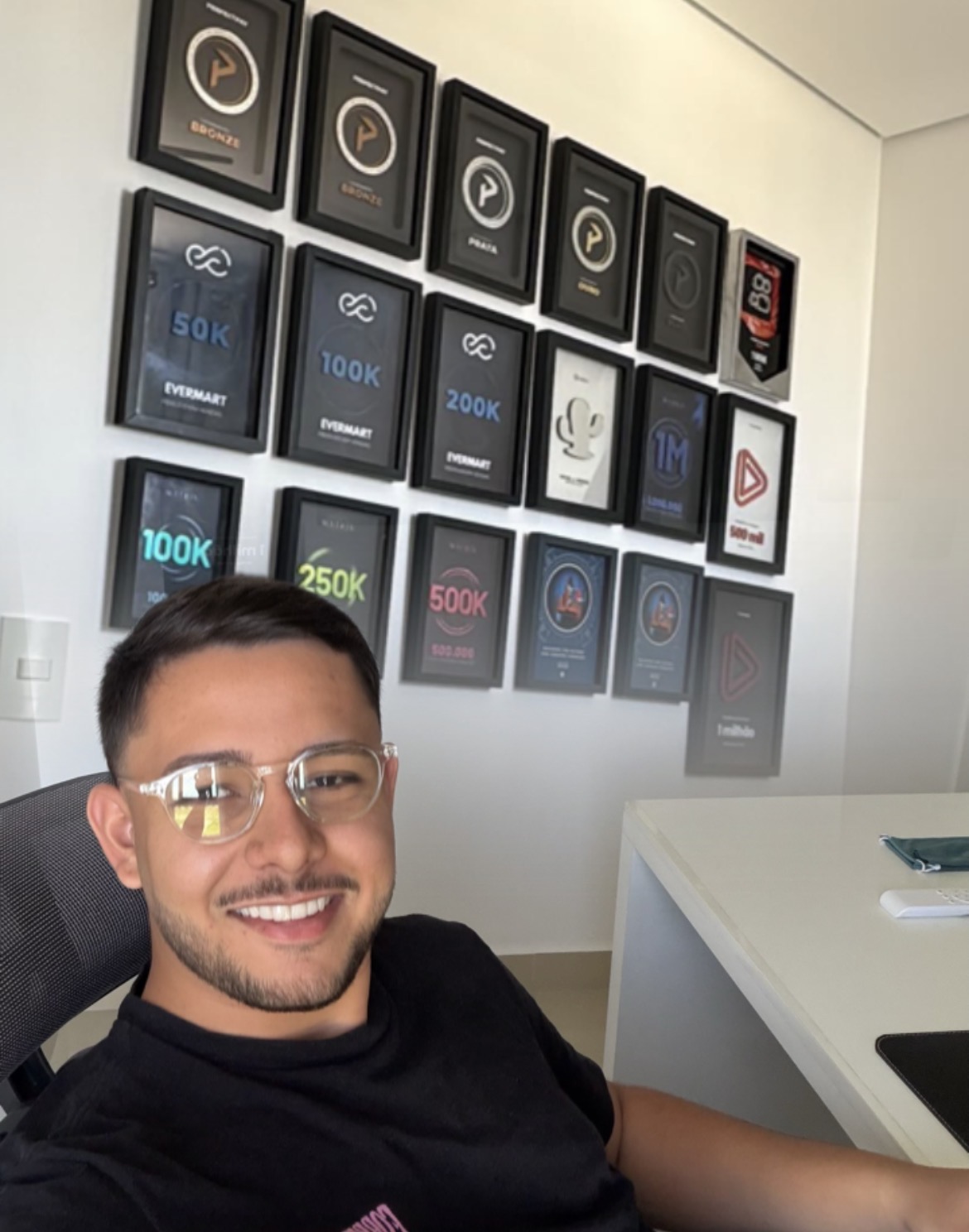 Especialista sorrindo e segurando celular com notificações de vendas